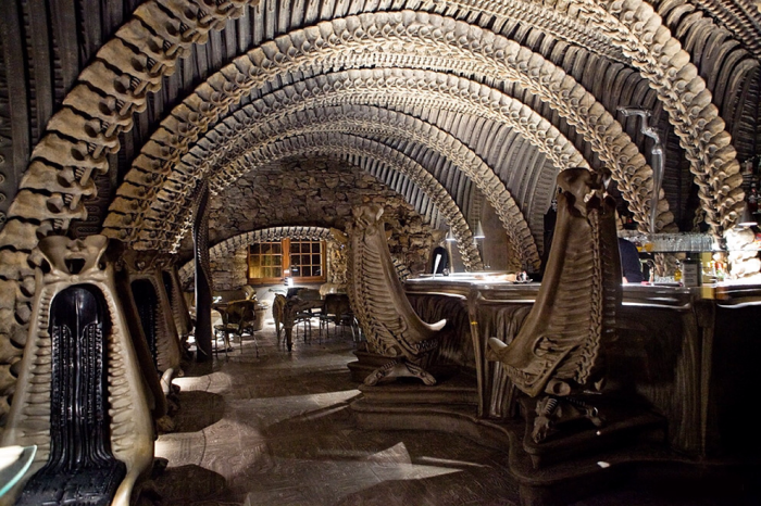 "H.R. Giger Museum Bar" - Грюуер, Швейцаря 1 20-те ресторанта с най-странния дизайн на света