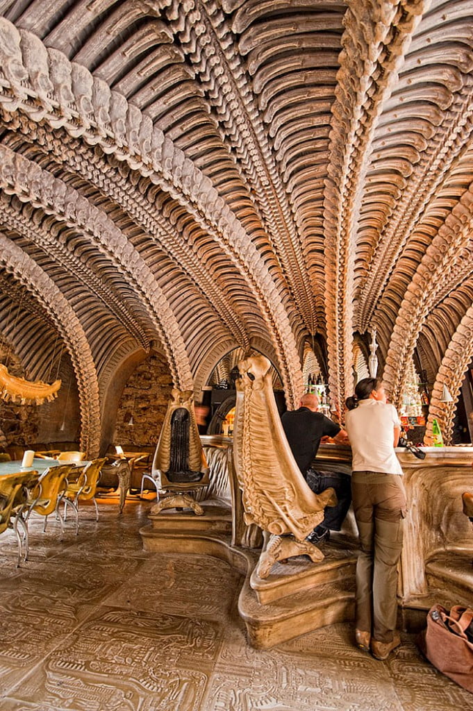 "H.R. Giger Museum Bar" - Грюуер, Швейцаря 2 "H.R. Giger Museum Bar" - Грюуер, Швейцаря
