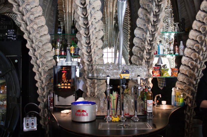 "H.R. Giger Museum Bar" - Грюуер, Швейцаря 3 "H.R. Giger Museum Bar" - Грюуер, Швейцаря