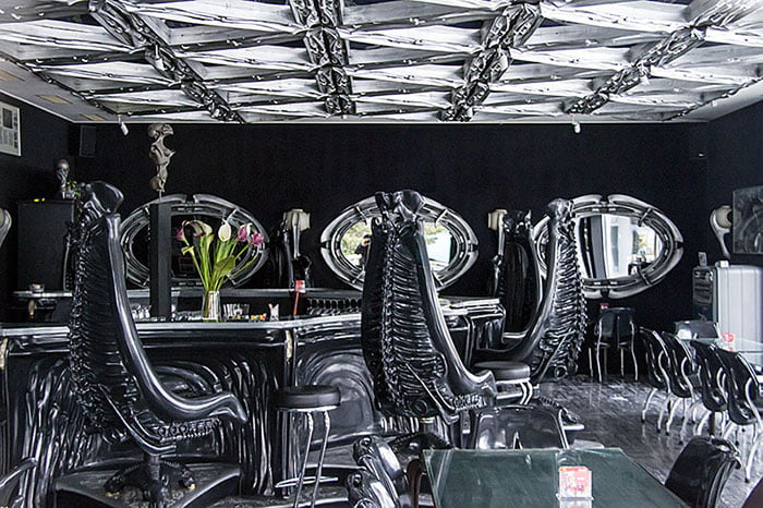 "H.R. Giger Museum Bar" - Грюуер, Швейцаря 5 "H.R. Giger Museum Bar" - Грюуер, Швейцаря