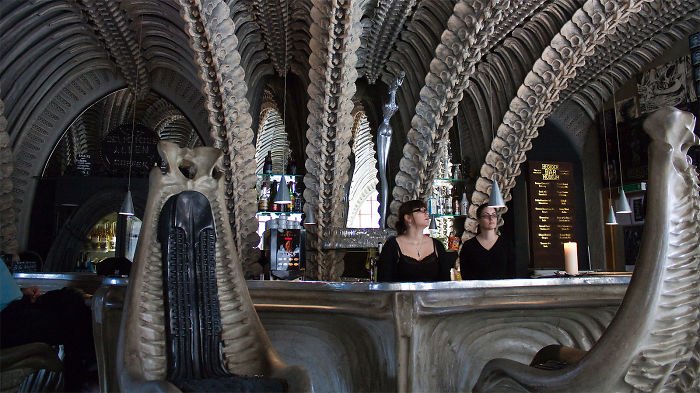 "H.R. Giger Museum Bar" - Грюуер, Швейцаря 4 "H.R. Giger Museum Bar" - Грюуер, Швейцаря
