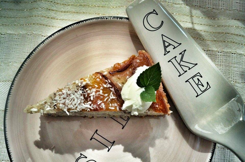 Лек сладкиш с карамелизирани праскови и орехи 1 Лек сладкиш с карамелизирани праскови и орехи