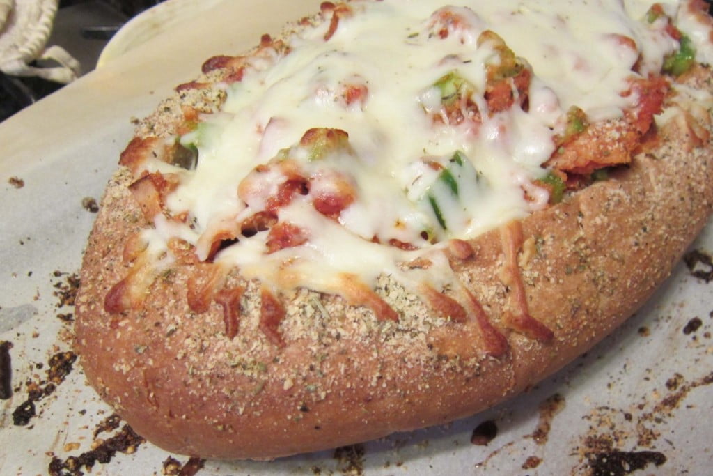 Пълнено хлебче 1 StuffedPizzaLoafBaked