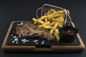 Нашите клиенти 32 37. Грилован врат с пържени картофи 2