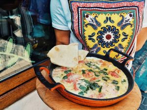 Нашите клиенти 76 Яйца на тиган с градински домати сметана и сирена